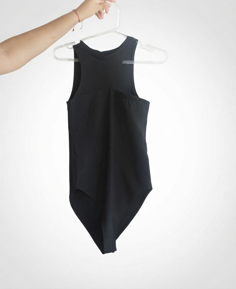 Body noir Zara – Encolure croisée et découpe asymétrique