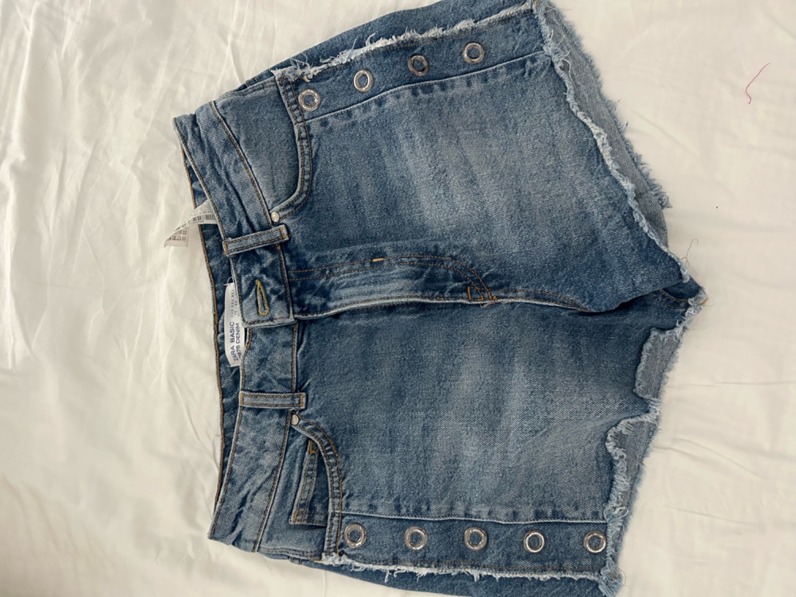 Short jeans avec anneaux metals