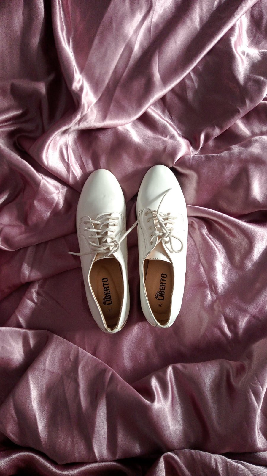 Chaussures basses à lacets Miss Liberto blanches