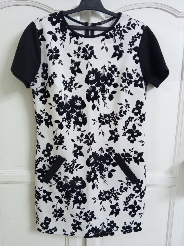Robe fleurie noir et blanc 