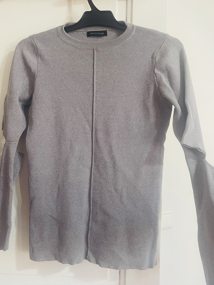 Pull gris super elastiqué avec des mains en relief 
