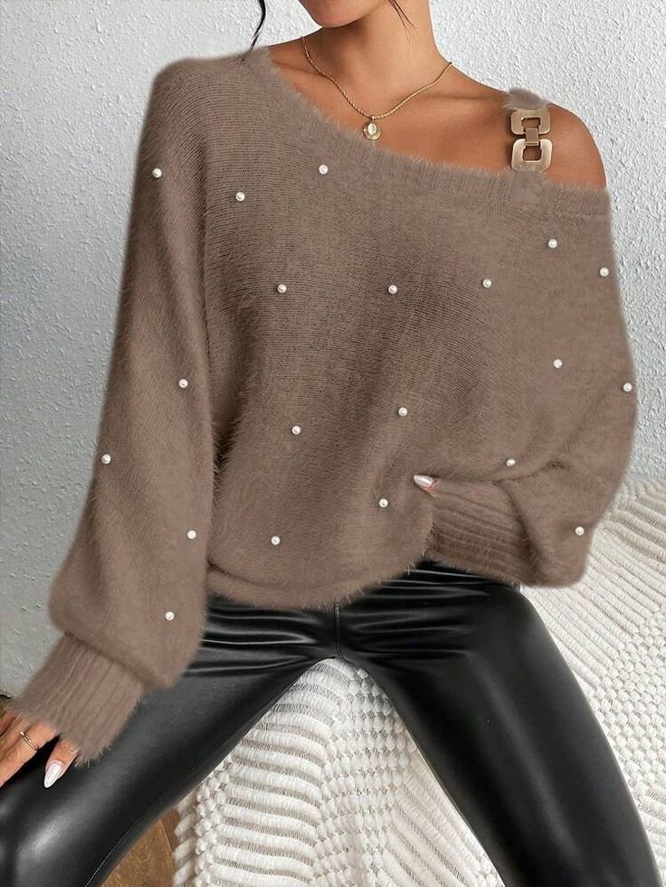 Pull Shein chic, taille L/XL, avec des perles devant et des accessoires trop chics sur les épaules tombantes.