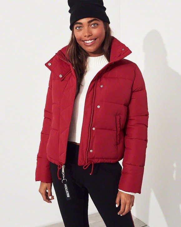 C'est une doudoune rouge à col montant (mockneck puffer jacket) pour femme de la marque Hollister Co. (taille M)