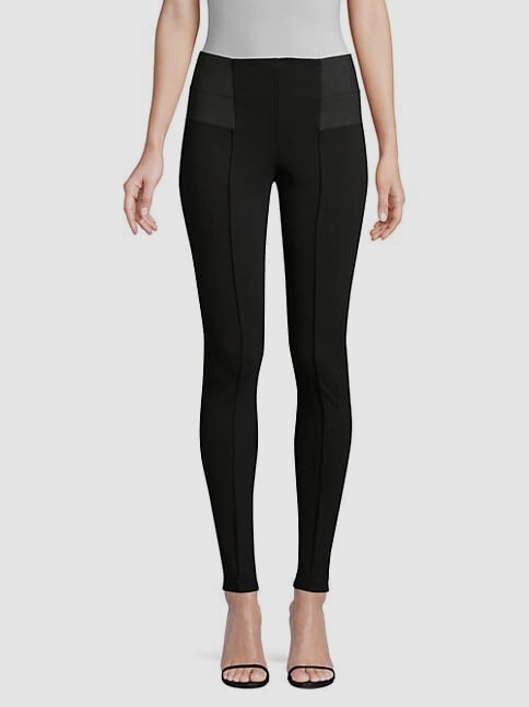 Un legging slim noir taille haute avec une large bande élastique à la taille et des coutures verticales sur le devant.
