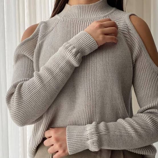 Ce pull gris côtelé à col montant et à épaules dénudées (cold-shoulder) r