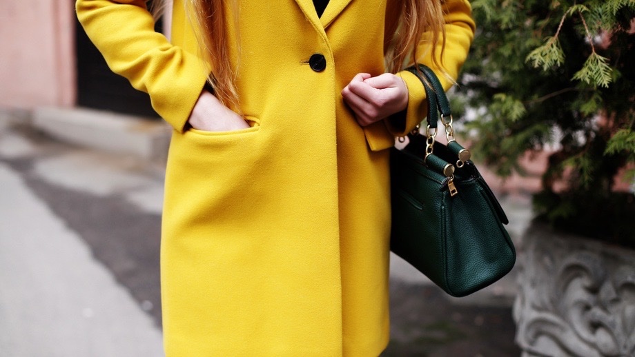 Manteau jaune à col à revers doté d'un unique bouton foncé sur le devant