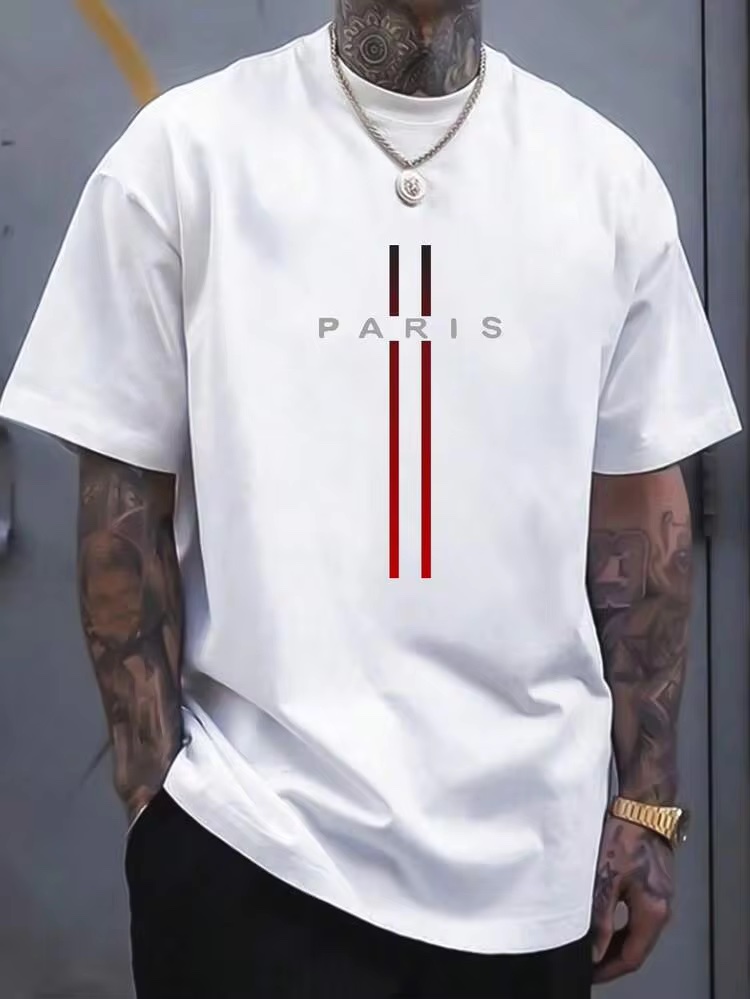 Ce t-shirt blanc pour homme arbore un imprimé minimaliste avec le mot « PARIS » écrit en lettres capitales et des rayures verticales bicolores (rouge et noire/gris foncé),