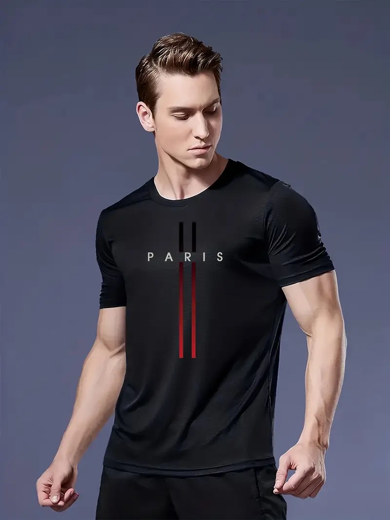 T-shirt noir à manches courtes pour homme présente l'inscription « PARIS » en blanc au-dessus de deux fines rayures verticales rouges sur le torse