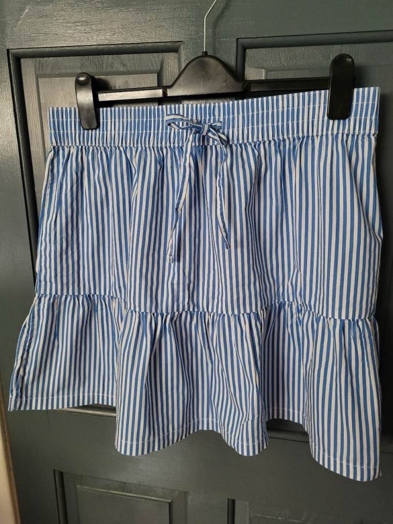 Minijupe d'été bleue et blanche à rayures verticales