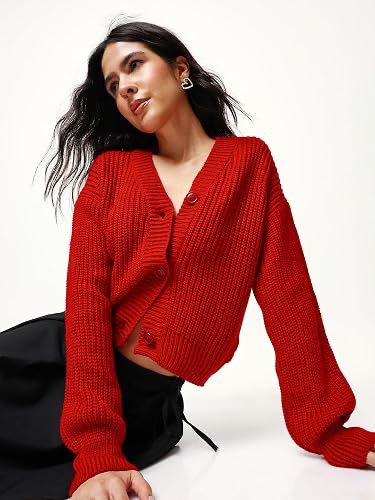 Ce vêtement est un gilet (cardigan) rouge en maille côtelée à col en V doté de boutons sur le devant et de manches longues.