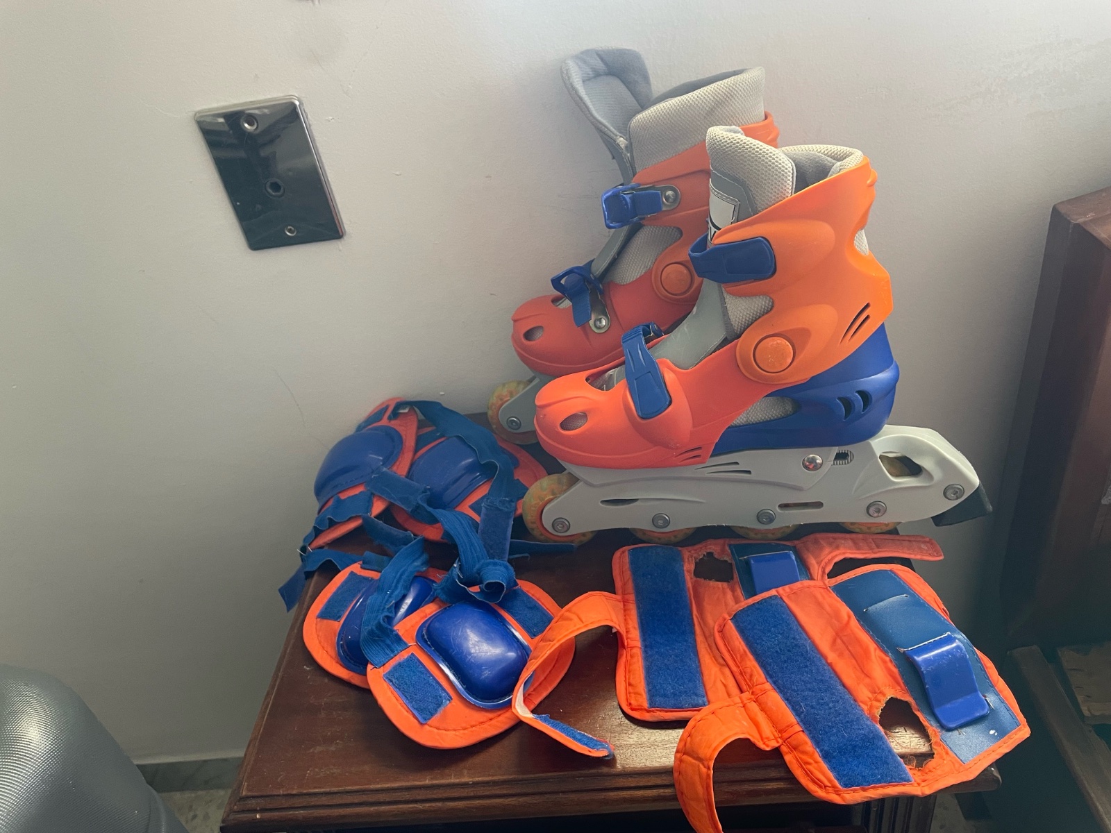Roller en ligne + protections + casque – À vendre