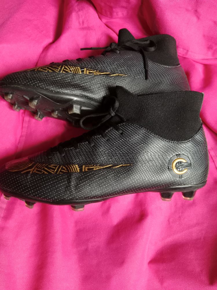Crampons Nike Mercurial, comme neufs 