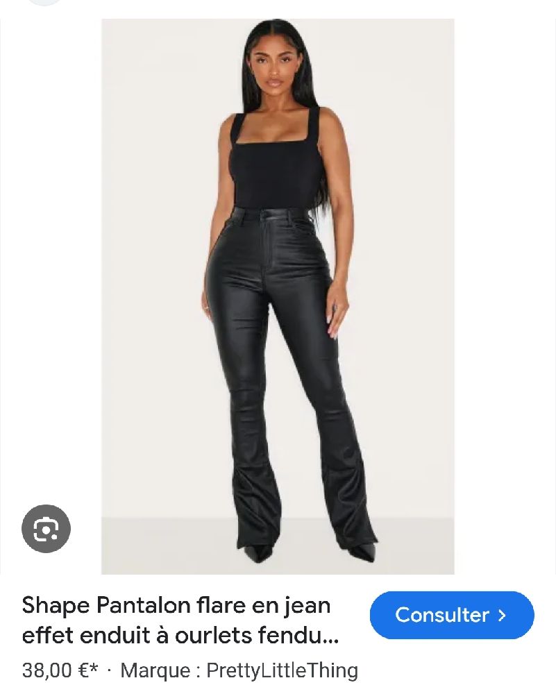 Jeans flare ciré ( effet cuir ) de la marque PRETTYLITTLETHING