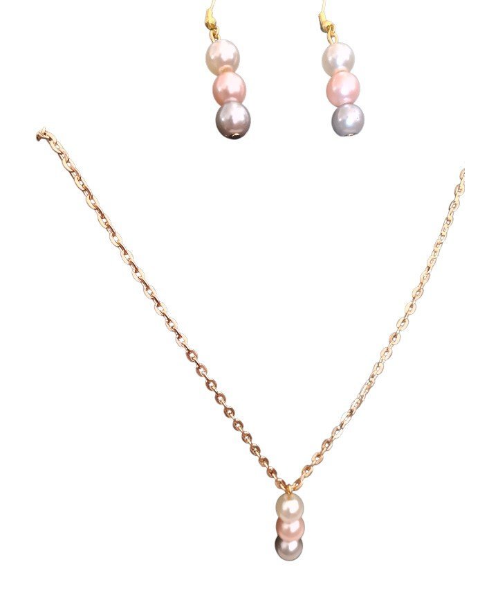 Collier perle avec ses boucles d'oreilles 