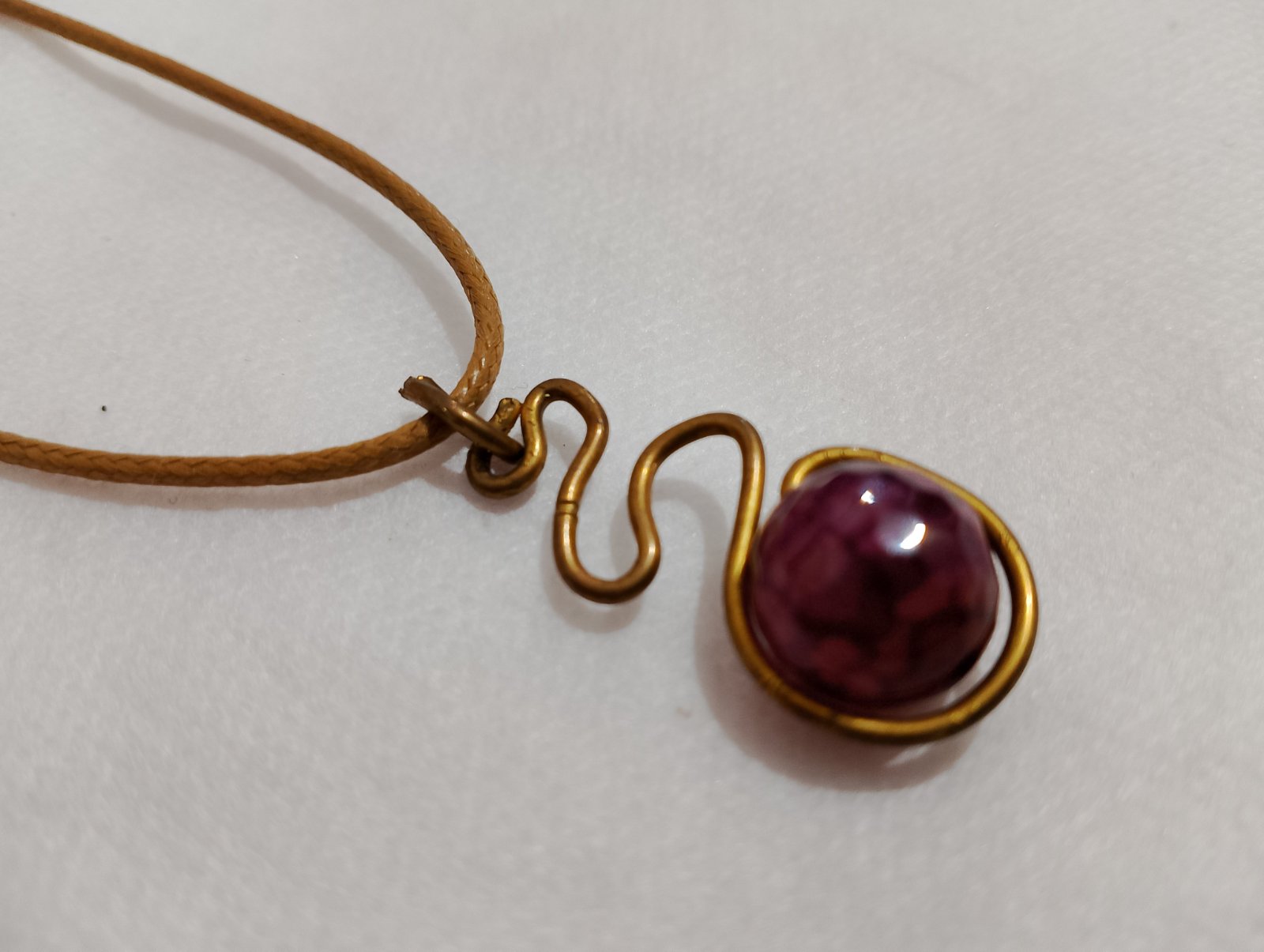 Collier cuir avec pendentif cuivre et une jolie pierre semi-précieuse 