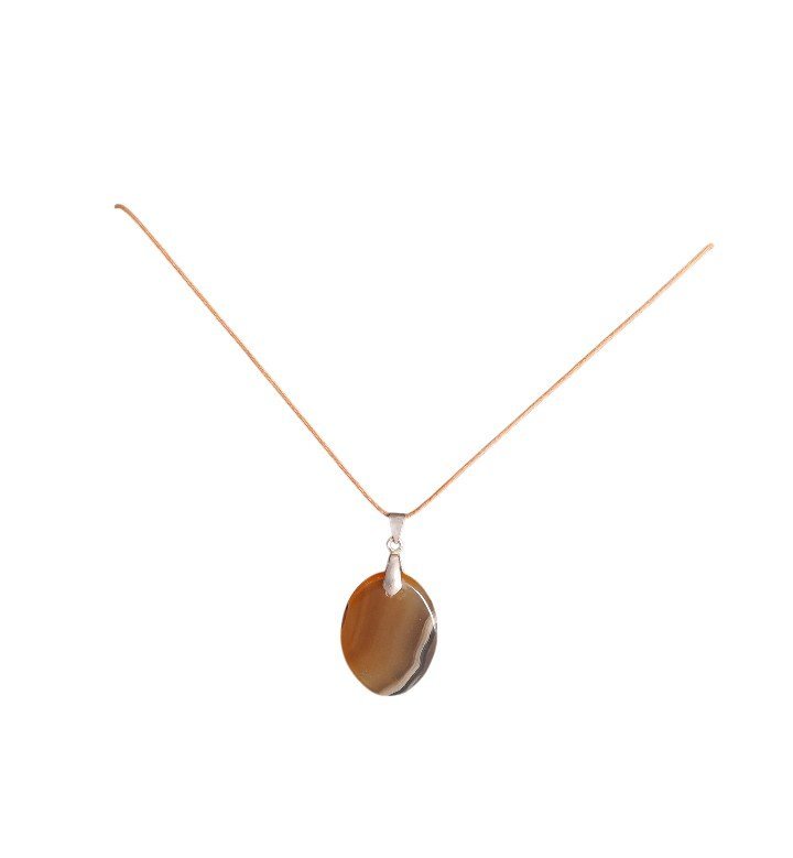 Collier en fil cuir avec une jolie pierre 