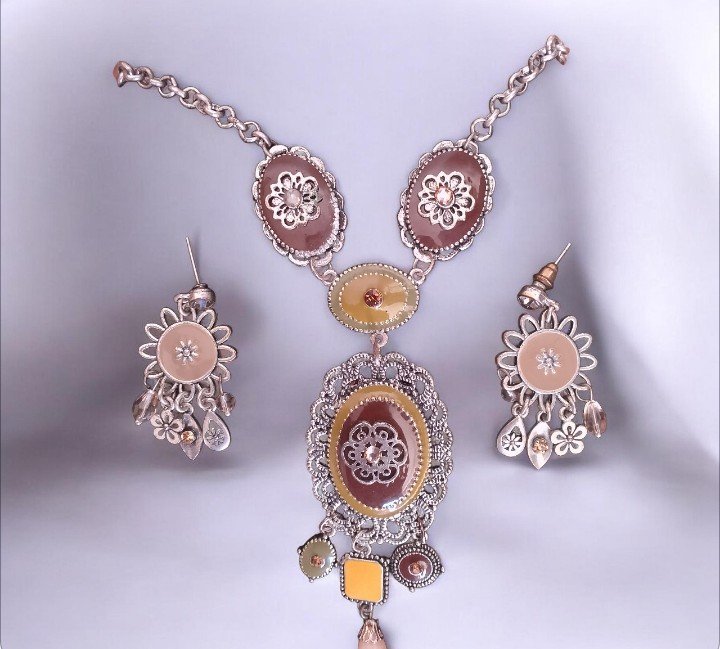 Collier et boucles d'oreilles 