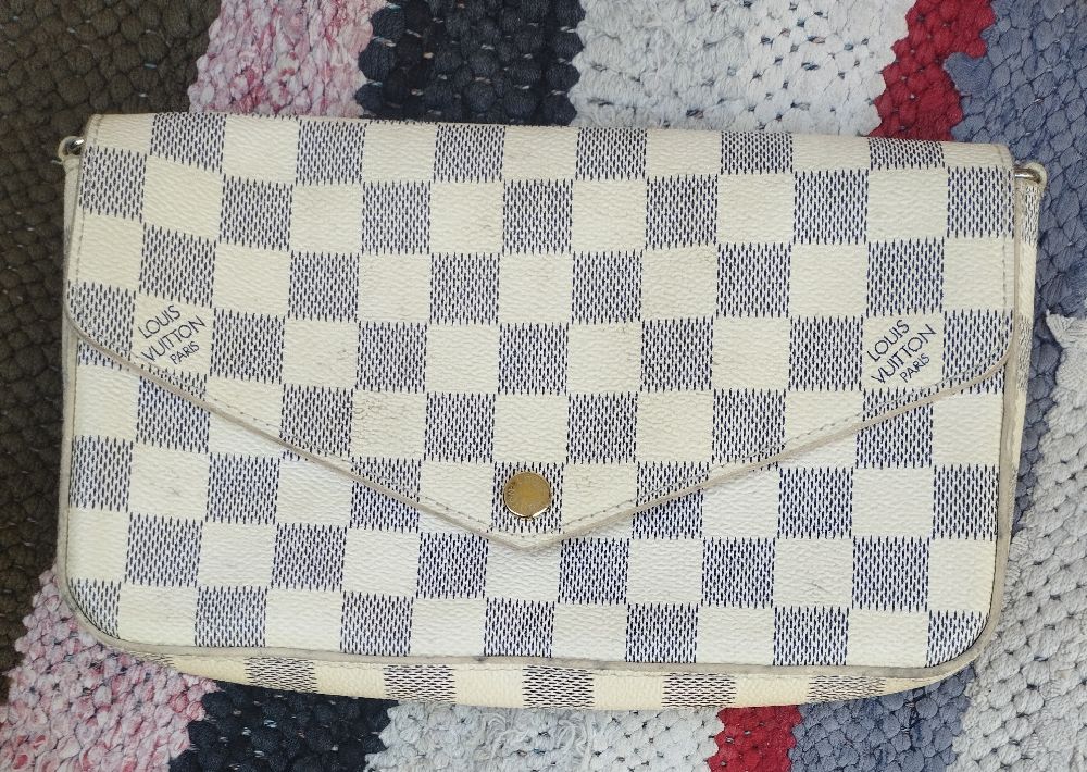 Pochette louis Vuitton  en promo 50 dinars 