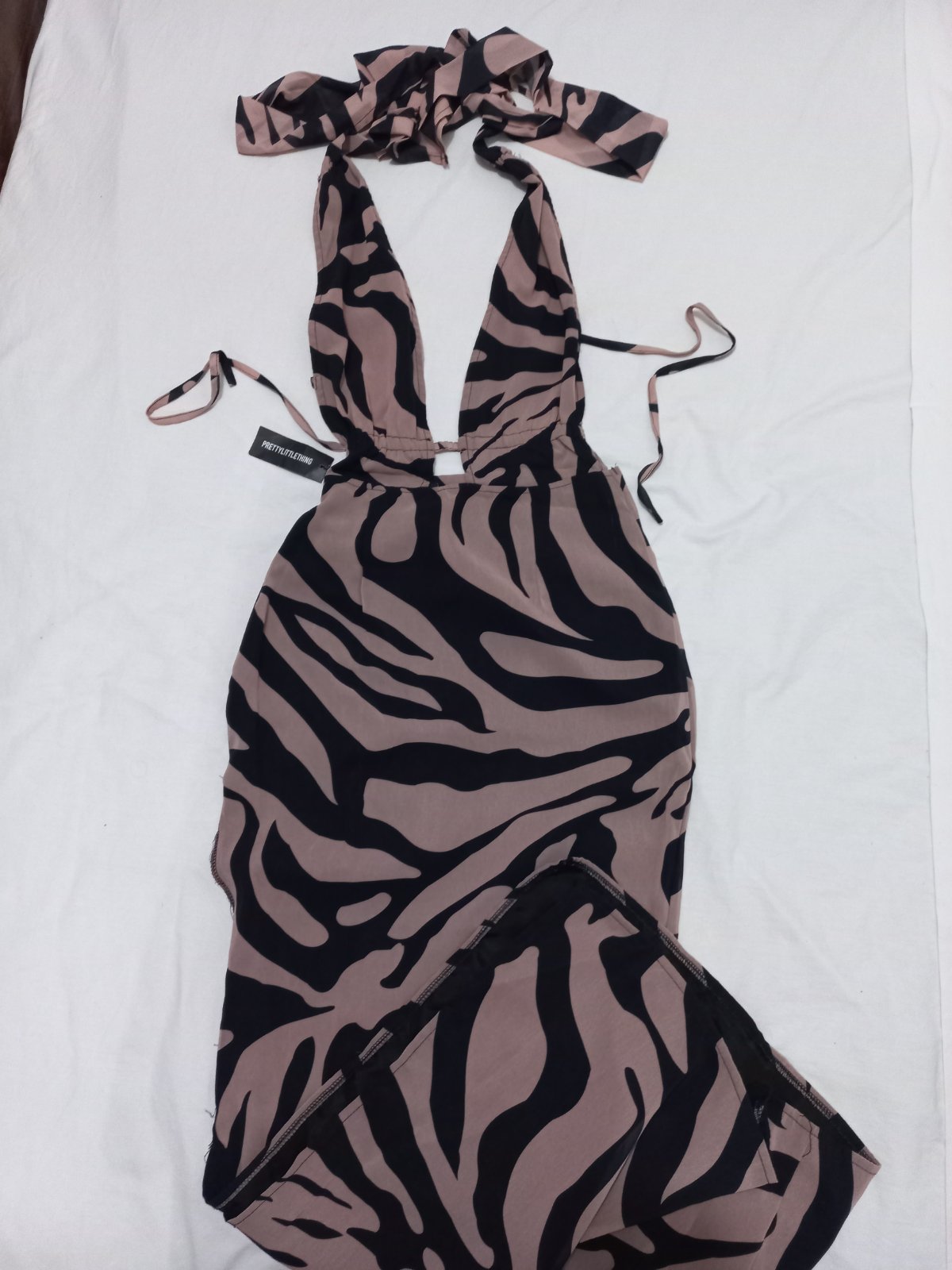 Robe dos nus prettylittlething 