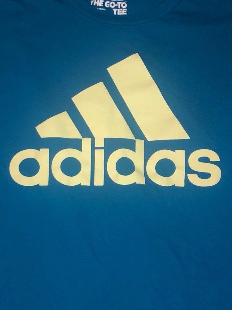 Un pule bleu de la marque Adidas