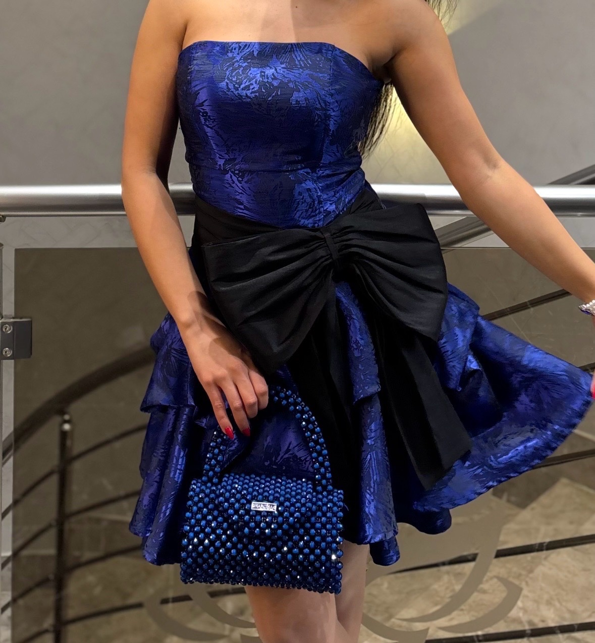 Robe courte chic et coquette, sublimée par un grand nœud papillon.