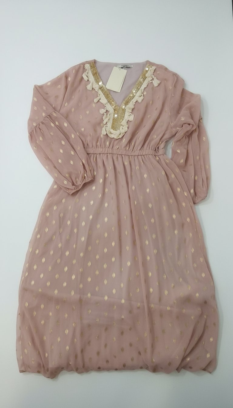 Robe rose avec cercle dorée 