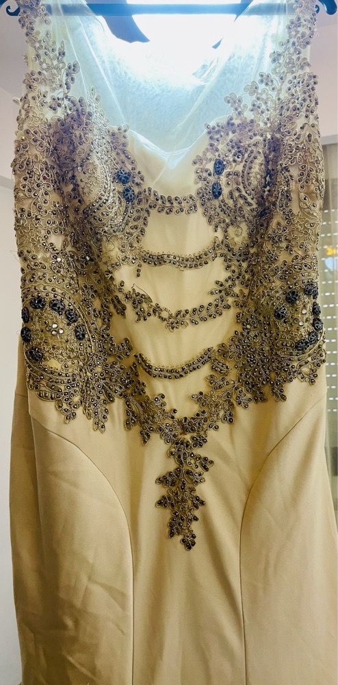 Robe beige et dorée