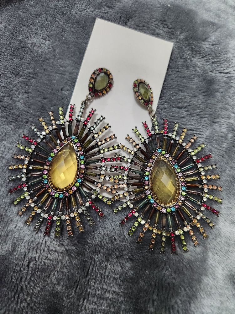 Boucle d'oreille soirée avec cristaux des couleurs changent 