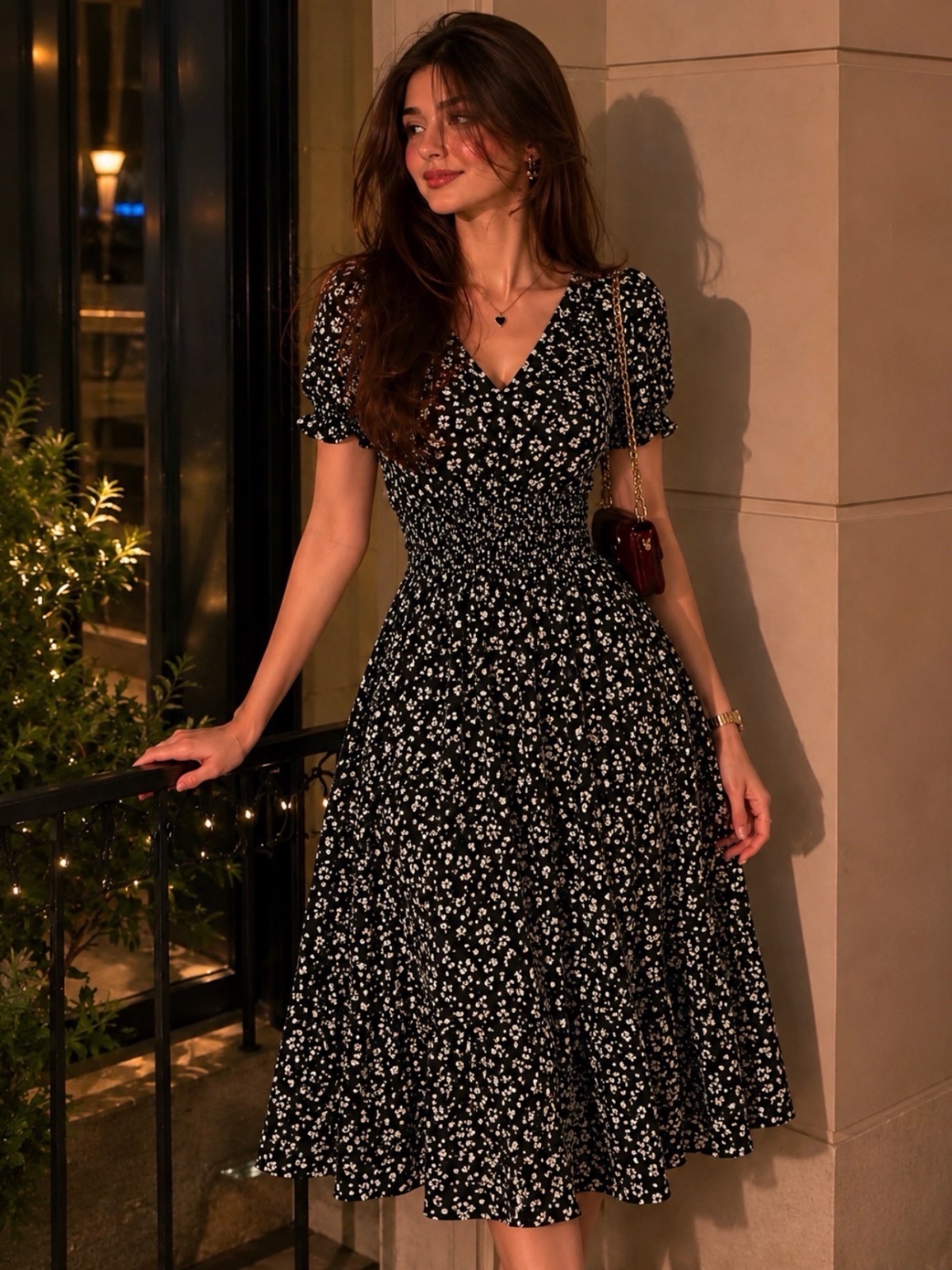Robe noire fleurie à manches bouffantes et taille smockée