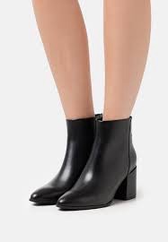 Bottines à talon carré noir