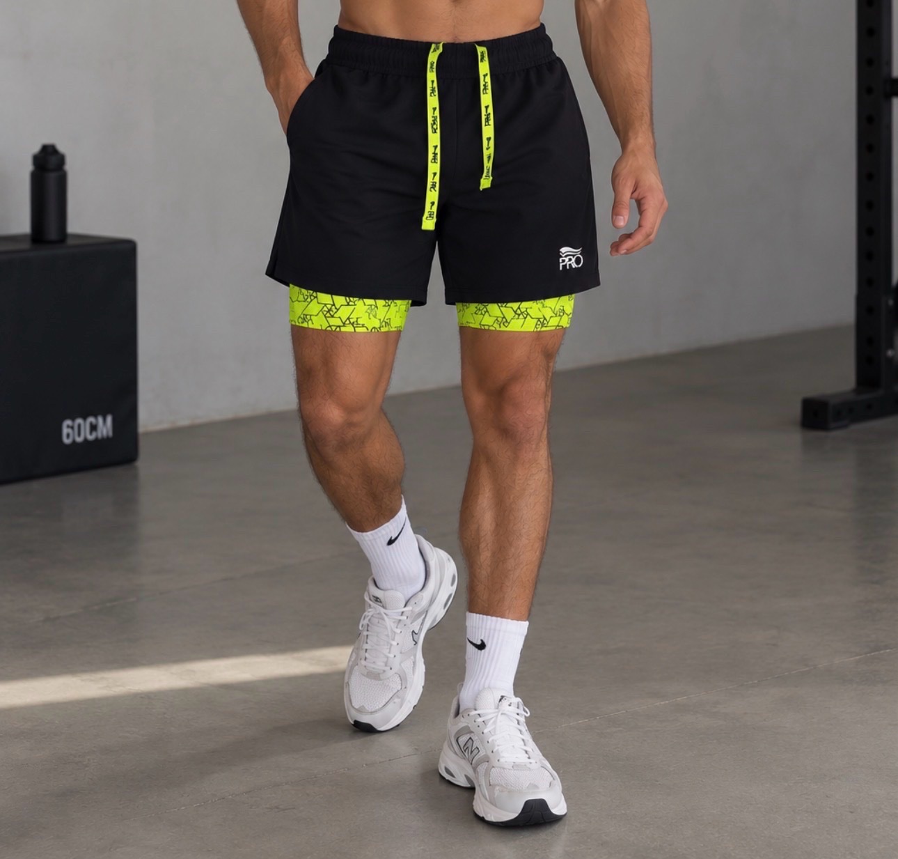 Short de sport homme noir à motif jaune fluo