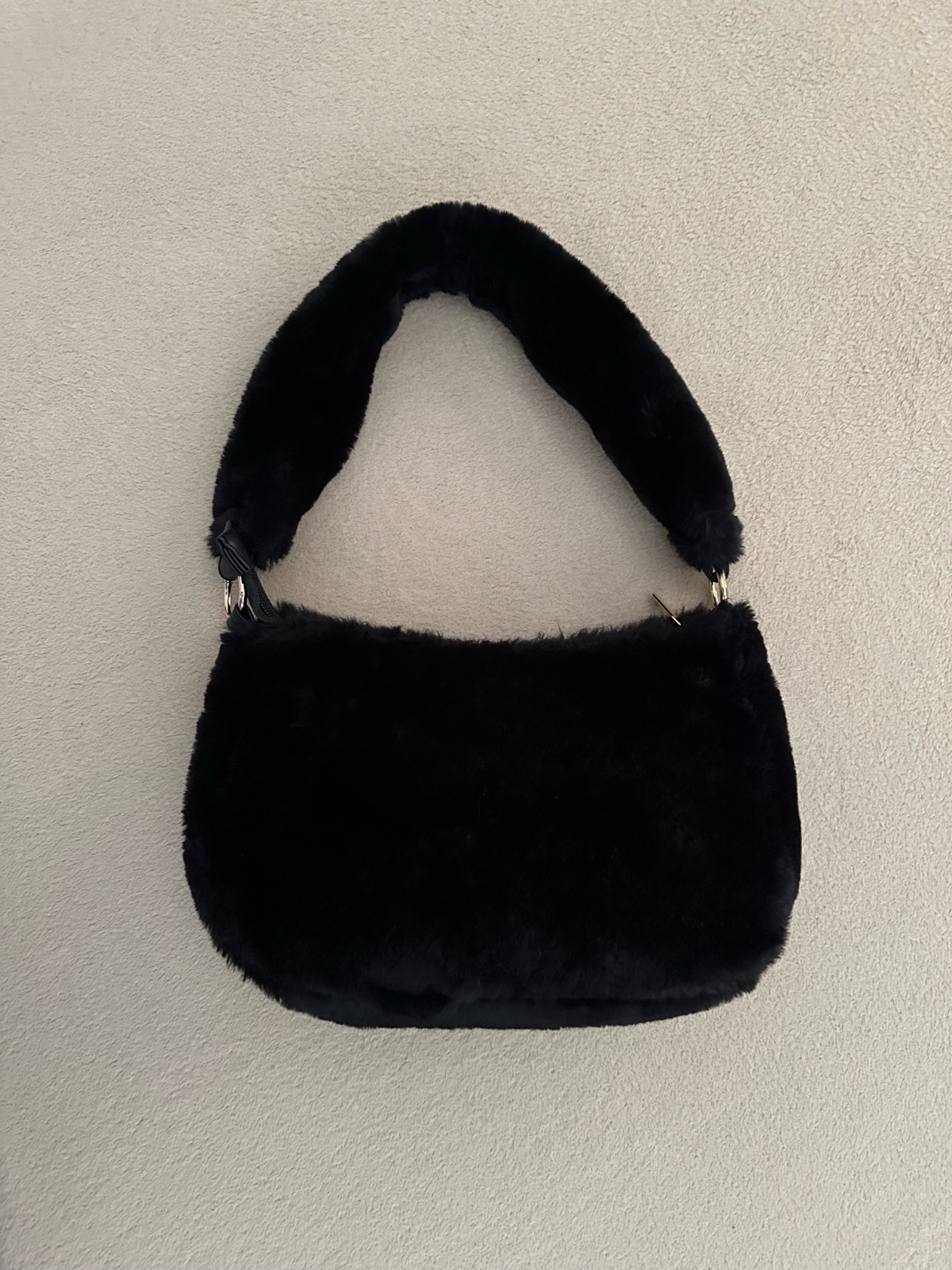 Mini sac à main en fausse fourrure noire