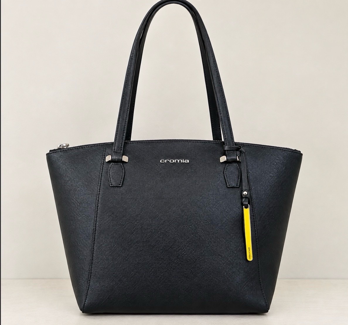 Black leather tote bag by Cromia