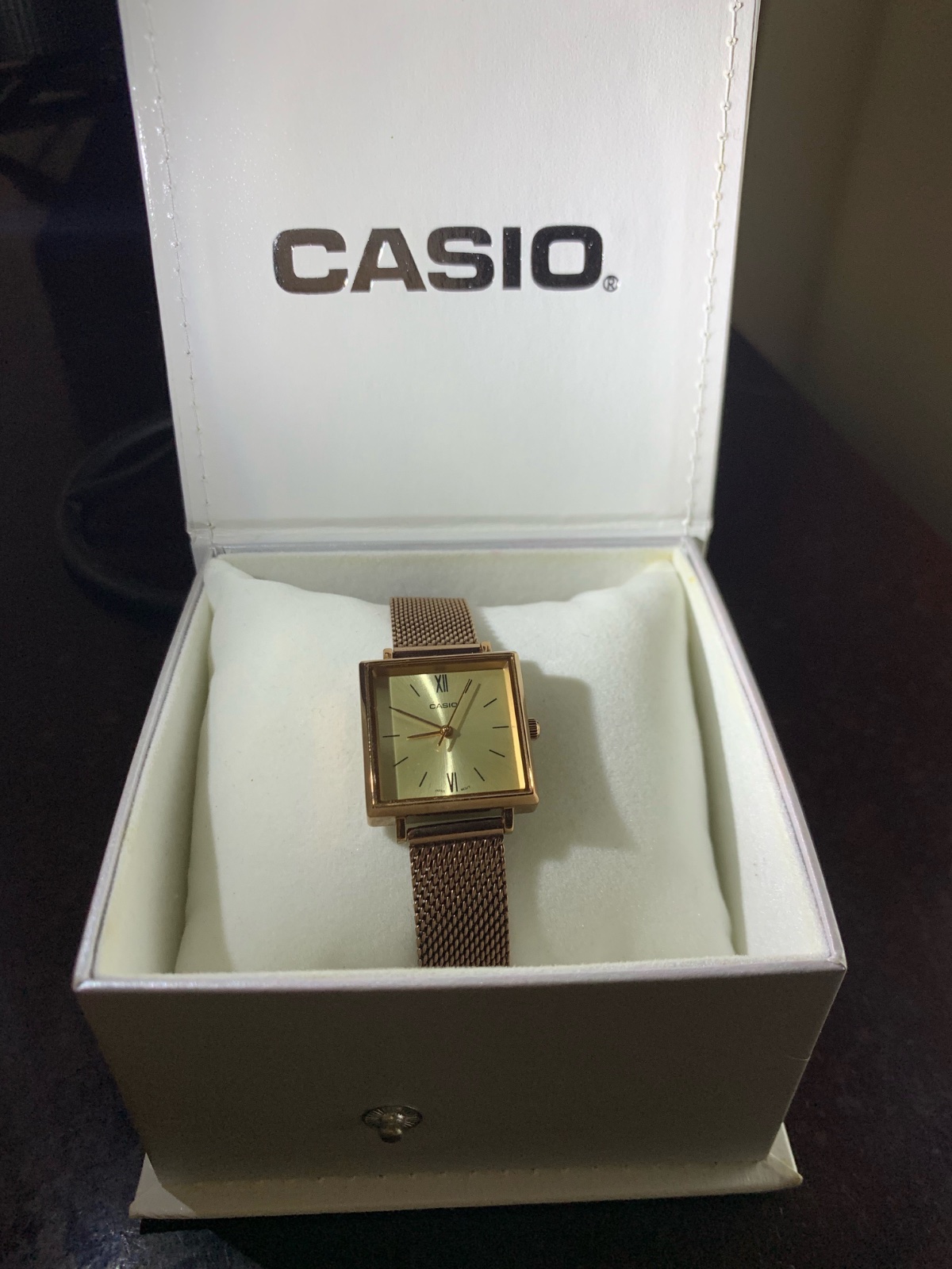 Montre Casio marron cadran carré  taille ajustable 