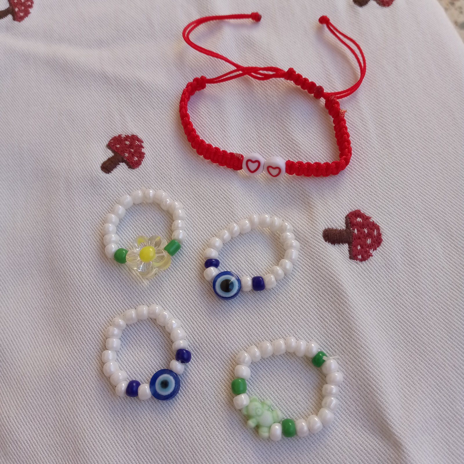  Bracelet rouge +4 Bagues en perles faites main ✨