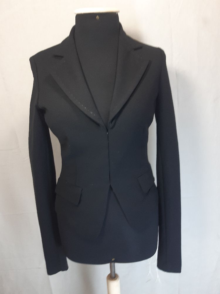 Belle veste Liu jo noire avec col  cousu  main,Vraiment chic et avec une fermeture dissimulée particuliée