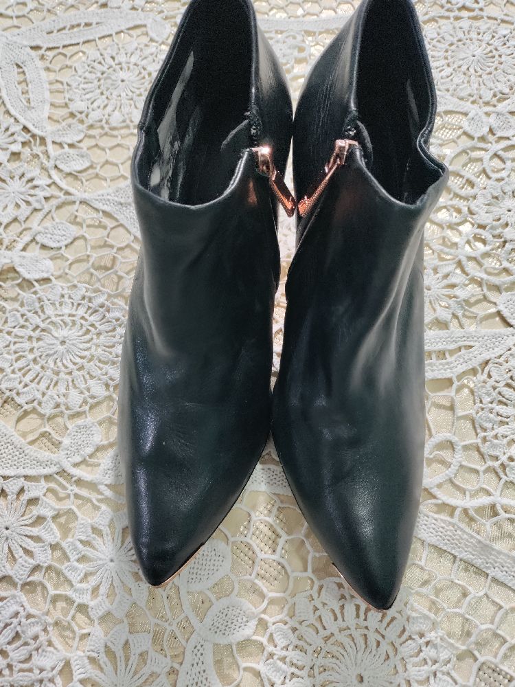 Bottines en cuir Ted Baker avec talons et bout en métal doré 