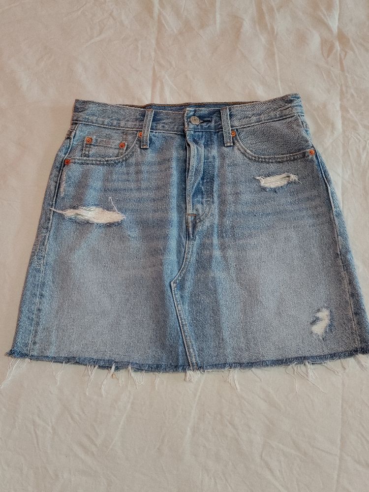 Mini jupe femme de Levis  taille 29 corresponde a la taille franćaise38