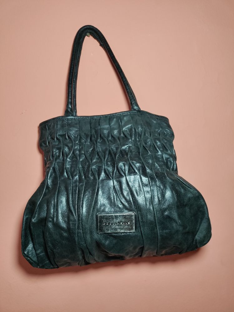 Ce magnifique sac en cuir Coccinelle présente un défaut sur l'un des deux anses,comme illustré