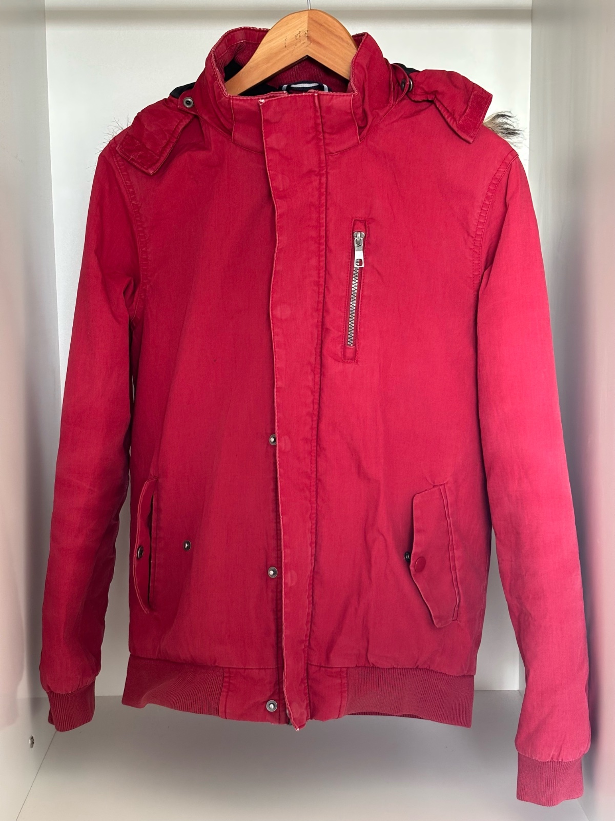 Veste rouge avec capuche 