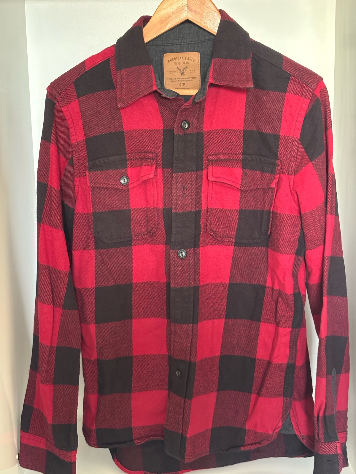 Sur chemise rouge 