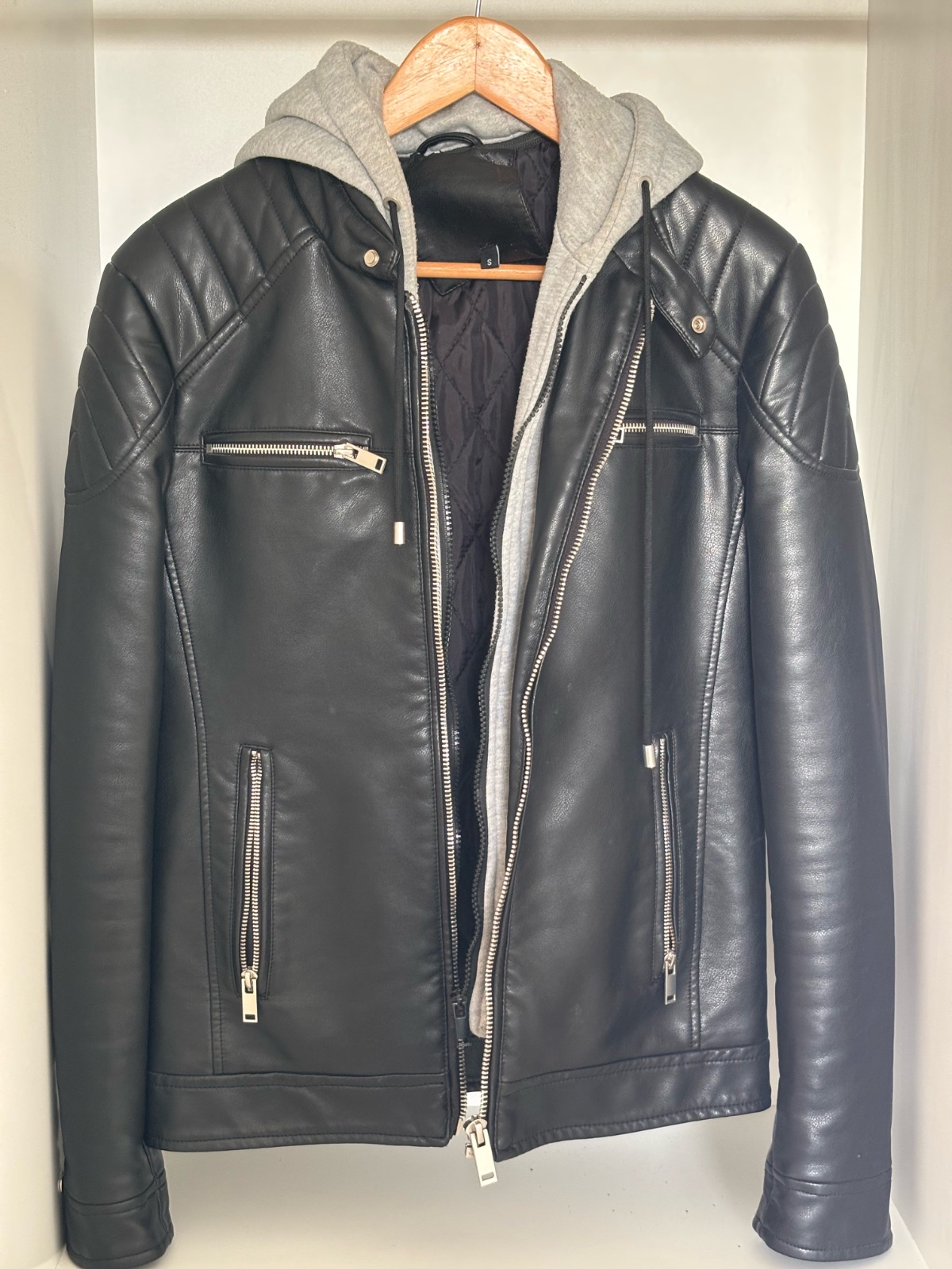 Veste cuire noir avec capuche 