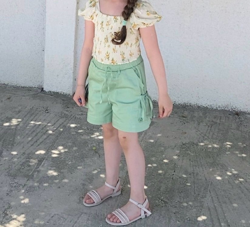 Lots short +pull HA  يلبس 5 و 6 سنين