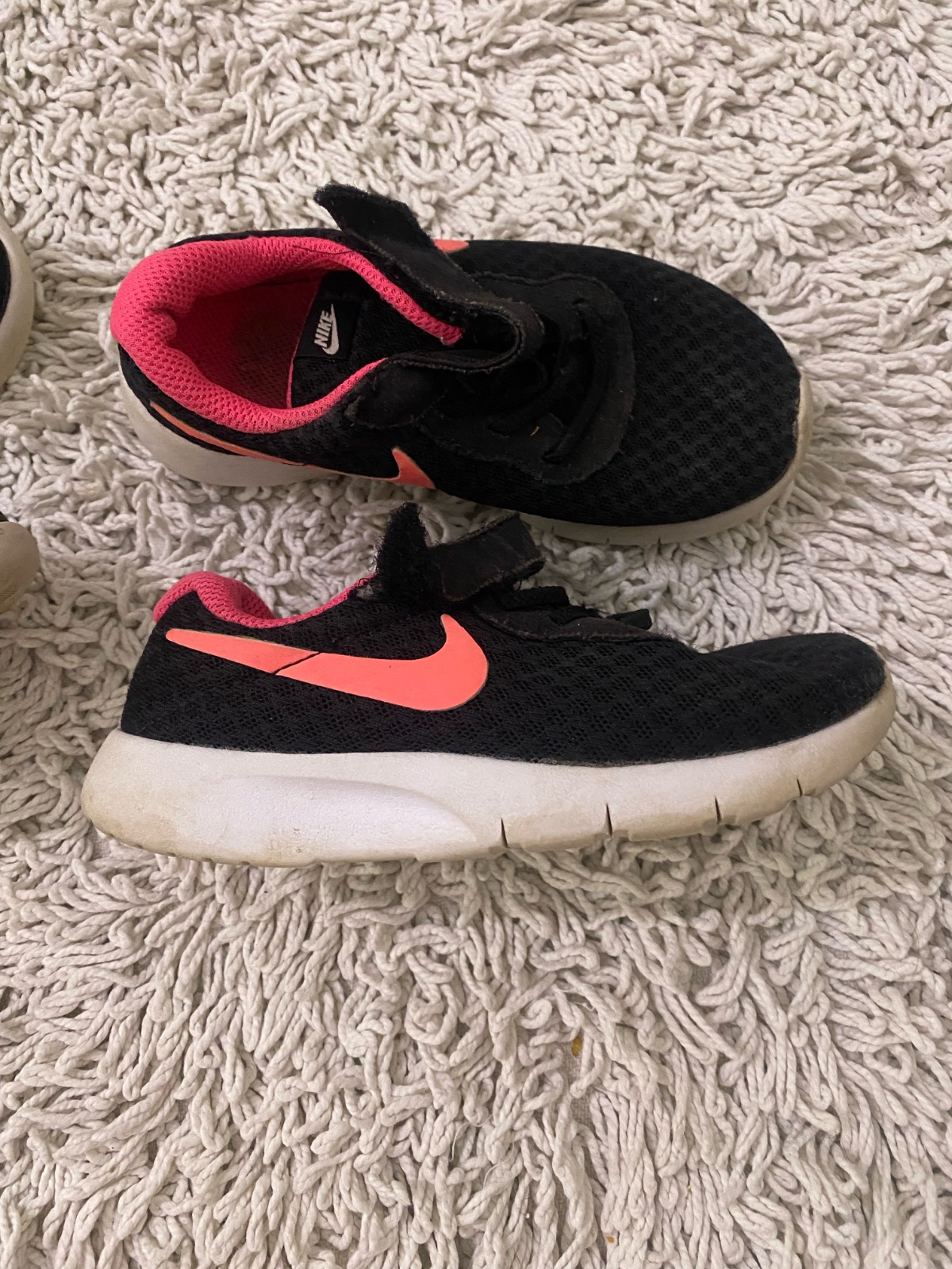 Deux espadrilles nike