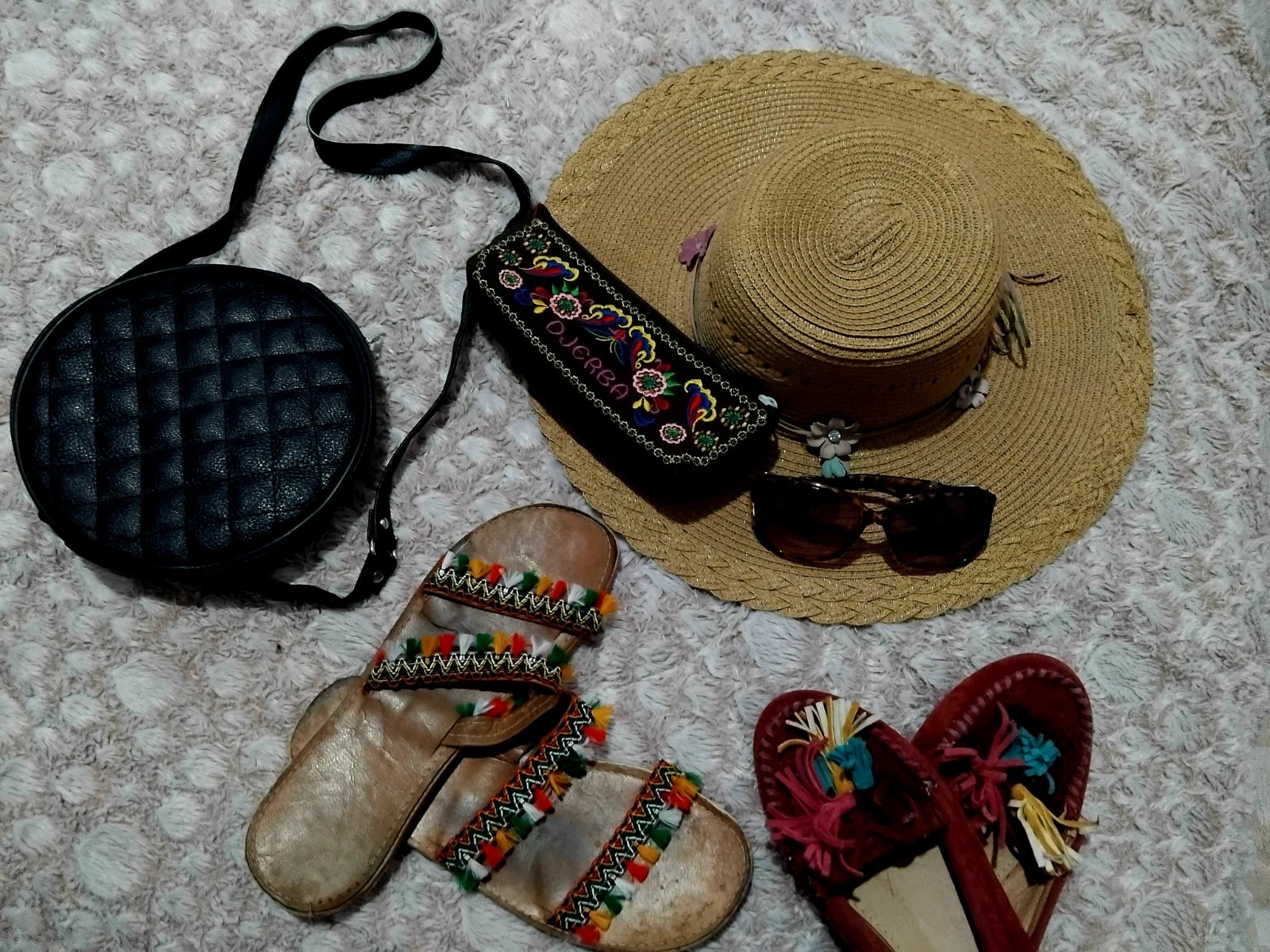 Lot femme chapeau.sac.lunettes. les chaussures pointure 40