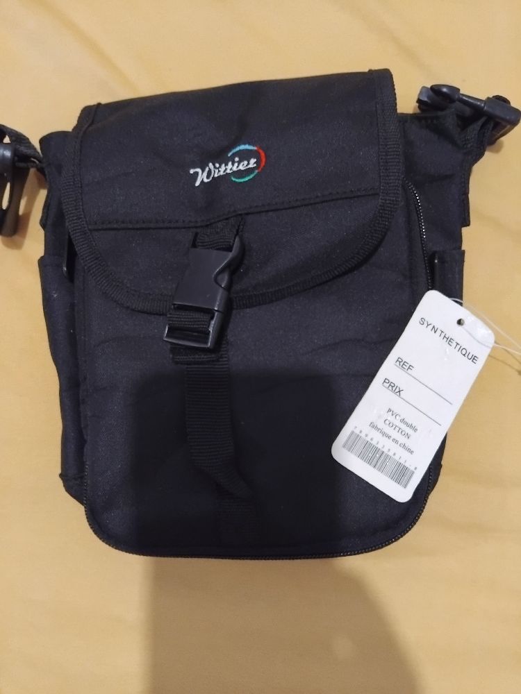 « Sac avec ticket, sans bandoulière. » 📌 أ