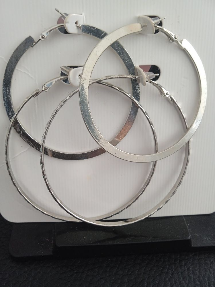 Deux paires de boucles d'oreilles argentées toutes neuves 