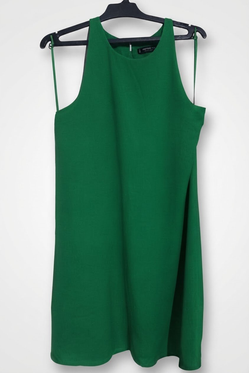 Une robe courte verte   
