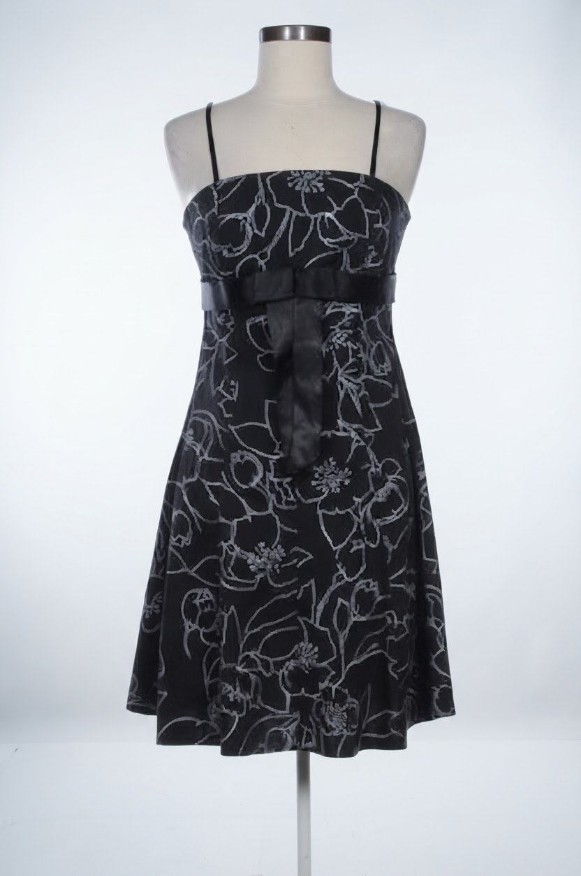 Une robe courte noire à motif floral blanc  