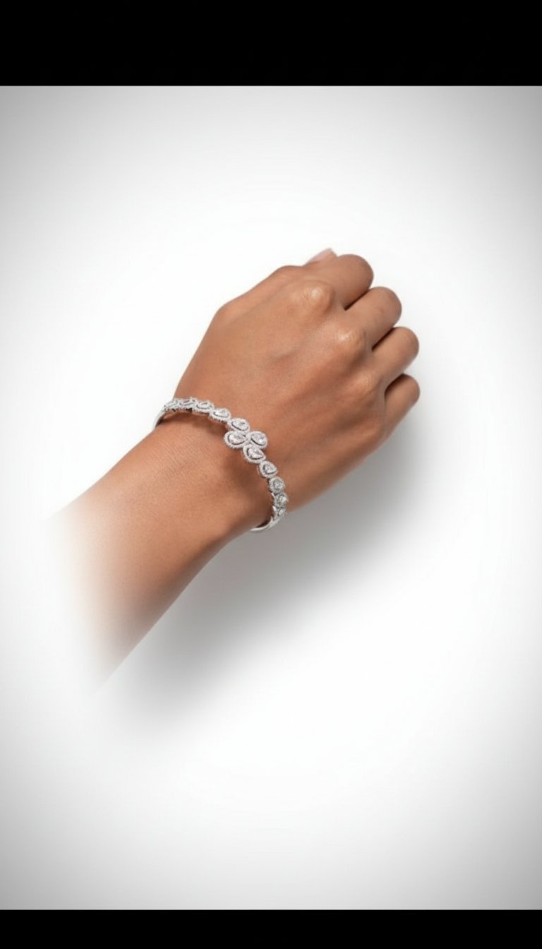 Bracelet en argent sterling 925 orné de pierres de zircon, arborant un design élégant adapté aux occasions spéciales ou à un usage quotidien. 